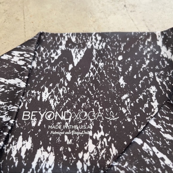 Beyond Yoga NWT Lux Camo High Waist Biker Shorts - Picture 5 of 9